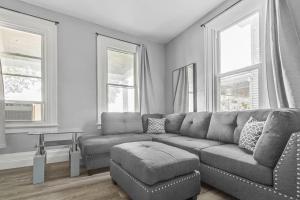 Χώρος καθιστικού στο Unique 5BR 3BA minutes from the falls
