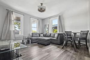 Χώρος καθιστικού στο Unique 5BR 3BA minutes from the falls +36 φωτογραφίες
