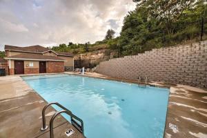 une grande piscine bleue à côté d'un mur en briques dans l'établissement LemonDrop - No Stairs, à Branson