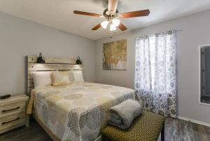 une chambre avec un lit et un ventilateur de plafond dans l'établissement LemonDrop - No Stairs, à Branson