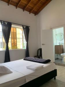 Postel nebo postele na pokoji v ubytování Hostal CasaBlanca, Laureles Estadio