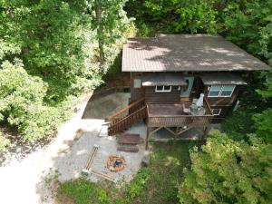 Elk Ridge - cherokee casino GSMNP في Whittier: إطلالة علوية على منزل في الغابة