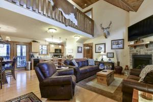 Ruang duduk di Sooner Settle Lodge 4 King Rooms Stonebridge