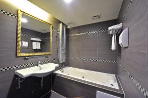 Kylpyhuone majoituspaikassa Carnival Motel