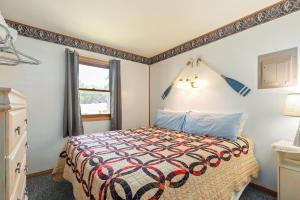 une chambre avec un lit avec une couette colorée dans l'établissement Artilla Cove Cabin 2 - Lake views - Outdoor pool, à Branson