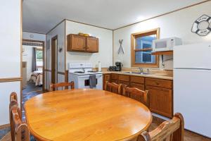 une cuisine avec une table en bois et une salle à manger dans l'établissement Artilla Cove Cabin 2 - Lake views - Outdoor pool, à Branson 21 autres photos