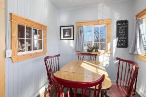 ein Esszimmer mit einem Holztisch und Stühlen in der Unterkunft Historic Rockaway Beach Cottage in Rockaway Beach
