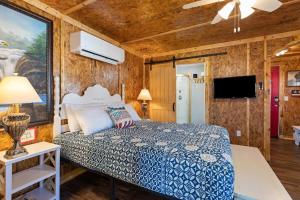 ein Schlafzimmer mit Bett und Deckenventilator in der Unterkunft Historic Rockaway Beach Cottage in Rockaway Beach