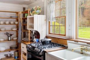 een keuken met een fornuis en een spoelbak bij The Tannery House in Claryville +67 foto's