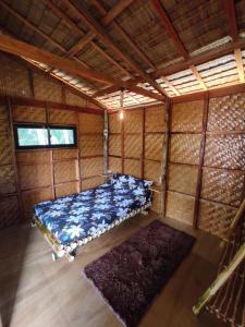 YtayaFirefly Treehouse Cafe and Bar的大楼内带一张床的大房间