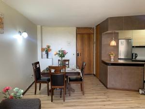 a kitchen and dining room with a table and chairs at Relajante y Confortable Departamento Frente al Mar in Viña del Mar