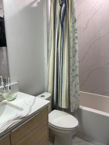 e bagno con servizi igienici e tenda per la doccia. di New Luxury Walkout Suite Near University a Calgary