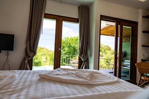 Ein Bett oder Betten in einem Zimmer der Unterkunft Mae Ya Resort