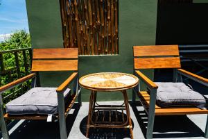 Ein Sitzbereich in der Unterkunft Mae Ya Resort