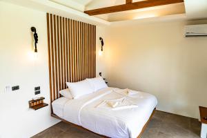 Ein Bett oder Betten in einem Zimmer der Unterkunft Mae Ya Resort