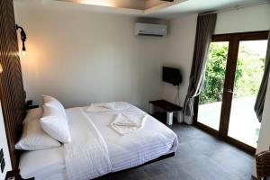 Ein Bett oder Betten in einem Zimmer der Unterkunft Mae Ya Resort
