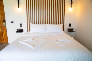Ein Bett oder Betten in einem Zimmer der Unterkunft Mae Ya Resort