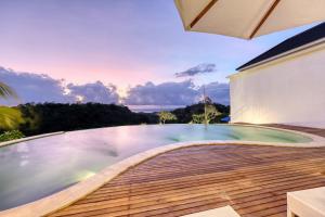 Bazén v ubytování Kelingking Parama Resort nebo v jeho okolí