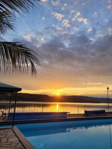 Η ανατολή ή δύση του ηλίου όπως φαίνεται από αυτή η παραθεριστική κατοικία ή από εκεί κοντά