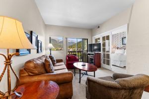 un soggiorno con un divano, sedie e un tavolo di Greens at Copper 316 a Copper Mountain