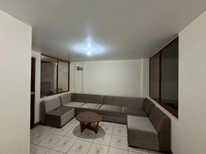 un salon avec un canapé et une table dans l'établissement Casa vacacional Noa, à Baños