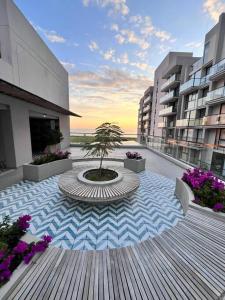 Blick auf einen Innenhof mit einem Baum auf einem Gebäude in der Unterkunft Apartamento con vista al mar Santa Marta Colombia in Playa Bello Horizonte + 44 Fotos