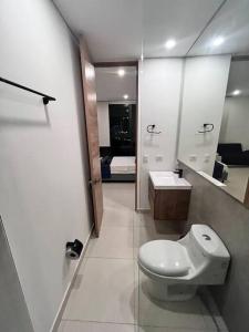 ein weißes Badezimmer mit Toilette und Waschbecken in der Unterkunft Apartamento con vista al mar Santa Marta Colombia in Playa Bello Horizonte