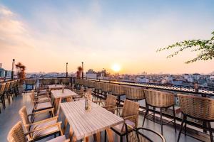 Rõdu või terrass majutusasutuses Minerva Premium Hotel