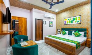 Rúm í herbergi á Hotel Ramayan Suites Ayodhya Free Pickup From Ayodhya Railway Station ಉಚಿತ ಪಿಕಪ್ ,ఉచిత పికప్ ,இலவச,பிக்அப்