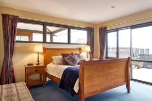 Säng eller sängar i ett rum på Harbour Lodge