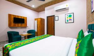 Rúm í herbergi á Hotel Ramayan Suites Ayodhya Free Pickup From Ayodhya Railway Station ಉಚಿತ ಪಿಕಪ್ ,ఉచిత పికప్ ,இலவச,பிக்அப்