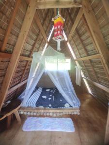 YtayaFirefly Treehouse Cafe and Bar的阁楼间 - 带屋顶床