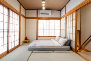 Giường trong phòng chung tại 晴空民宿 Sora House 晴空塔徒步圈 整栋出租