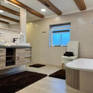 OhrenbachにあるFerienparadies Verweilzeit - KEINE Monteure oder Jugendgruppenの浴槽と洗面台のあるバスルーム