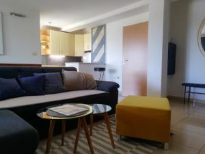 salon z kanapą i stołem w obiekcie Apartments Karmen Pula w Puli
