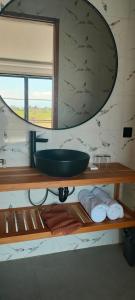 un baño con lavabo y espejo en Paddy's House Seseh, en Canggu
