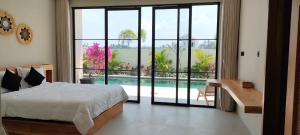 Un dormitorio con una cama y vistas a una piscina. en Paddy's House Seseh, en Canggu 40 fotos más
