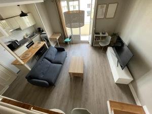 a living room with a blue couch and a table at magnifique Duplex avec 2 chambres et parking gratuit in Grenoble