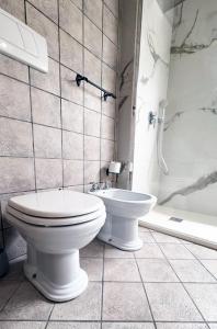 een badkamer met toilet, wastafel en bad bij Casa Ginevra, private Parking in Lecce +18 foto's