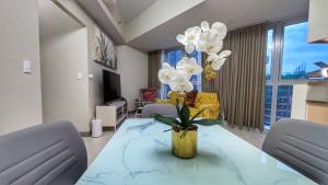 EG Private House -BGC UPTOWN的电视和/或娱乐中心