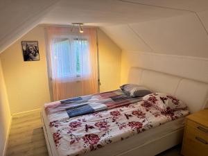 een slaapkamer met een bed met een bloemdekbed bij Beutiful house with large garden . in Lilla Edet