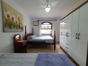 เตียงในห้องที่ Casa Beija-Flor