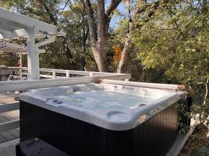 una bañera de hidromasaje en la parte superior de una casa en Doe Cabin Hot Tub/Playground/Game Room and more!, en Yosemite Forks