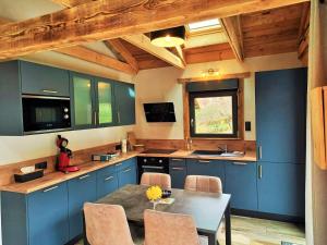 Kuchyňa alebo kuchynka v ubytovaní "Le Cabanon cendré" petit chalet cosy au coeur de Gérardmer