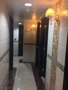 pasillo de un baño con espejo y pasillo en New Euro Asia Guest House, en Hong Kong
