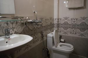 Koupelna v ubytování HotelKTM + 10 fotografií