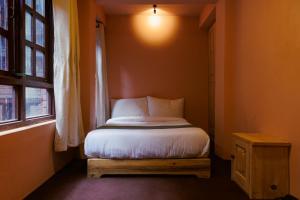 Letto o letti in una camera di Manju Baha Hotel School