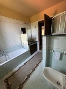 Koupelna v ubytování Appartamento Gallicano - La Tana
