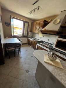Kuchyň nebo kuchyňský kout v ubytování Appartamento Gallicano - La Tana