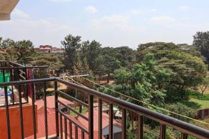 balcón con vistas a un parque en Nanasi Homes, en Thika